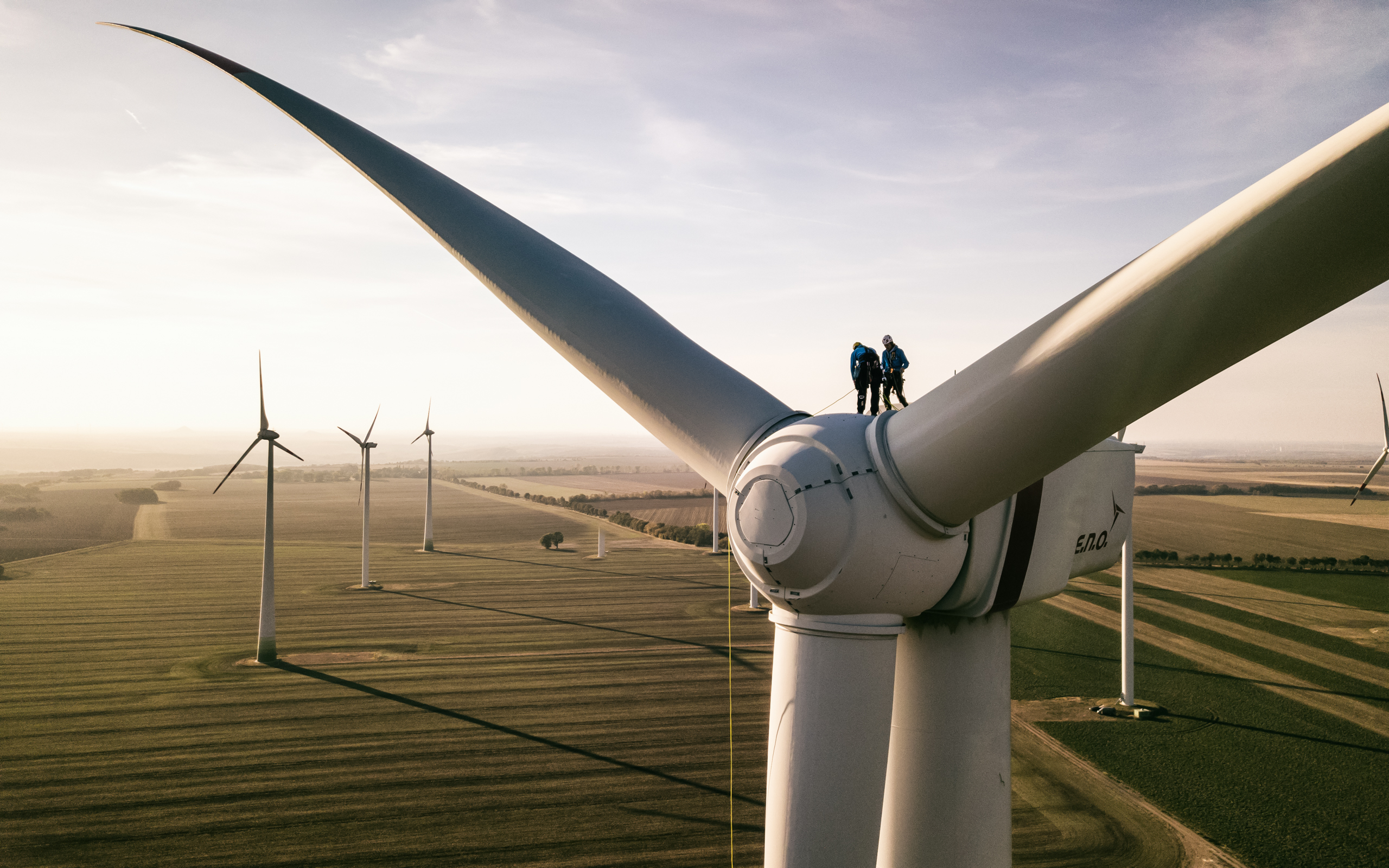 Zwei industrie Kletterer von Seilworx stehen auf der Spitze einer Windturbine