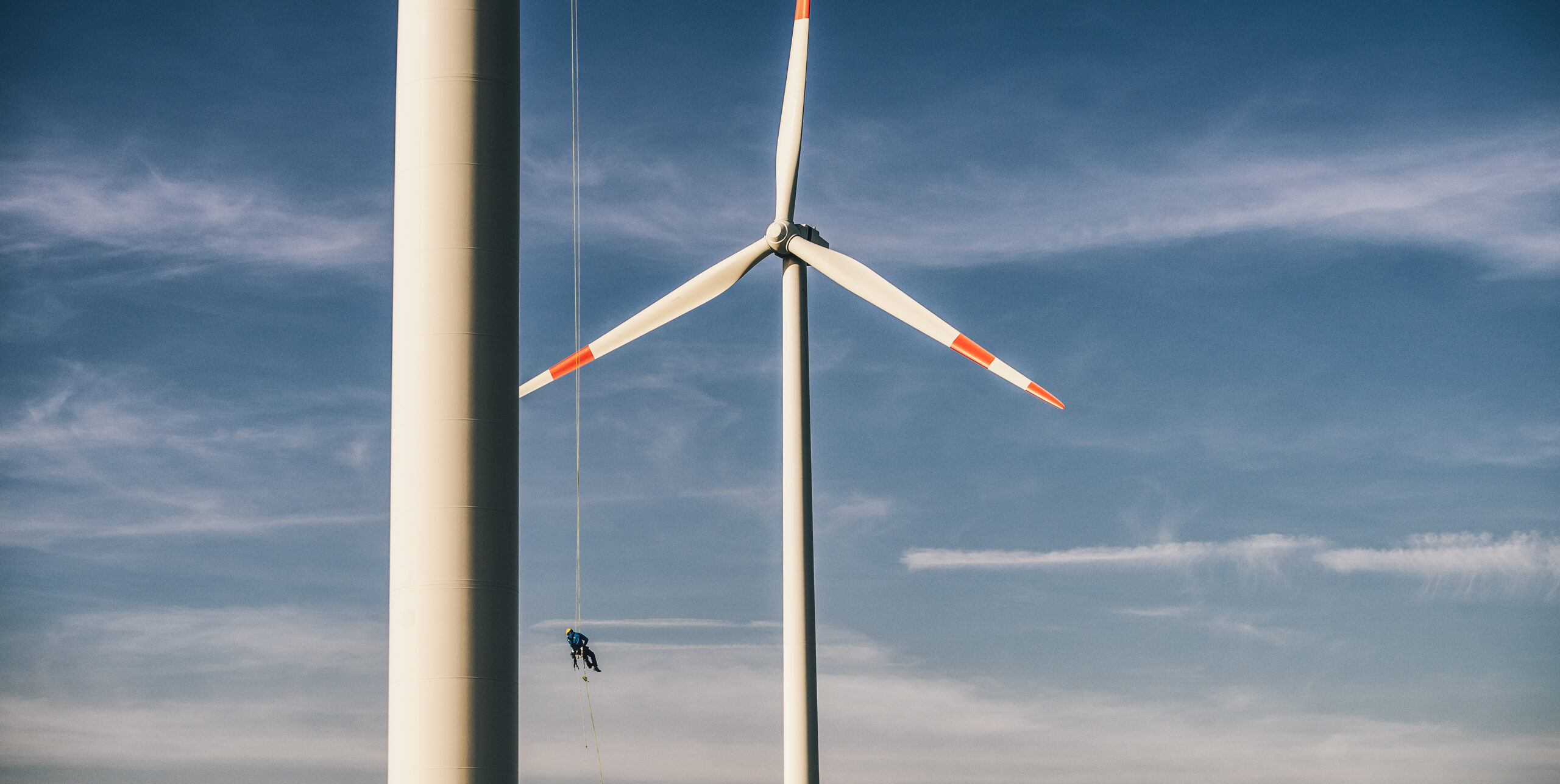 Industrie Kletterer hängt an einer Windturbine in Nordrhein-Westfalen (NRW)